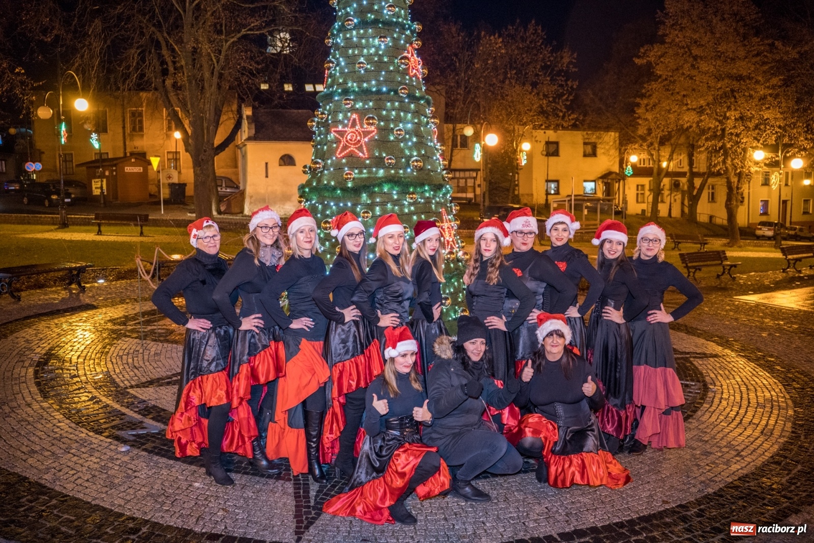 Zdjęcie w galerii na portalu naszraciborz.pl: Magiczna niedziela w Krzanowicach. Na rynku rozbłysła choinka [FOTO i WIDEO] wiadomości z regionu