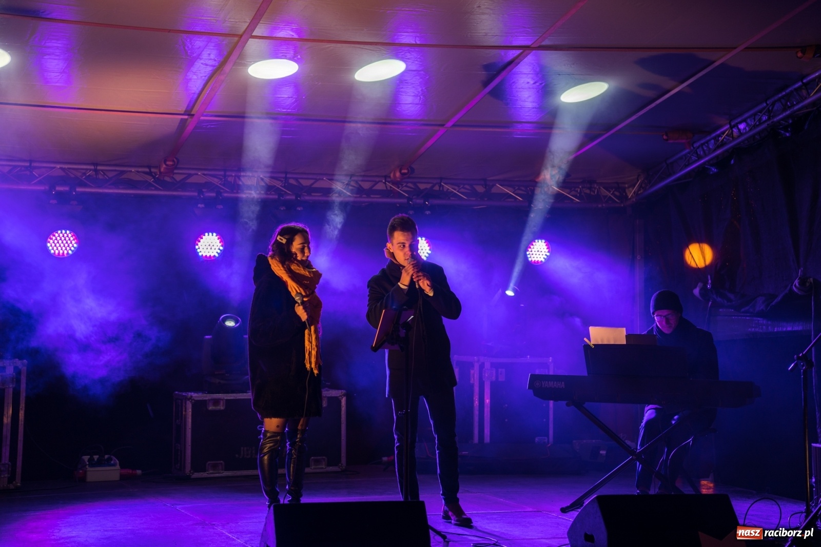 Zdjęcie w galerii na portalu naszraciborz.pl: Magiczna niedziela w Krzanowicach. Na rynku rozbłysła choinka [FOTO i WIDEO] wiadomości z regionu