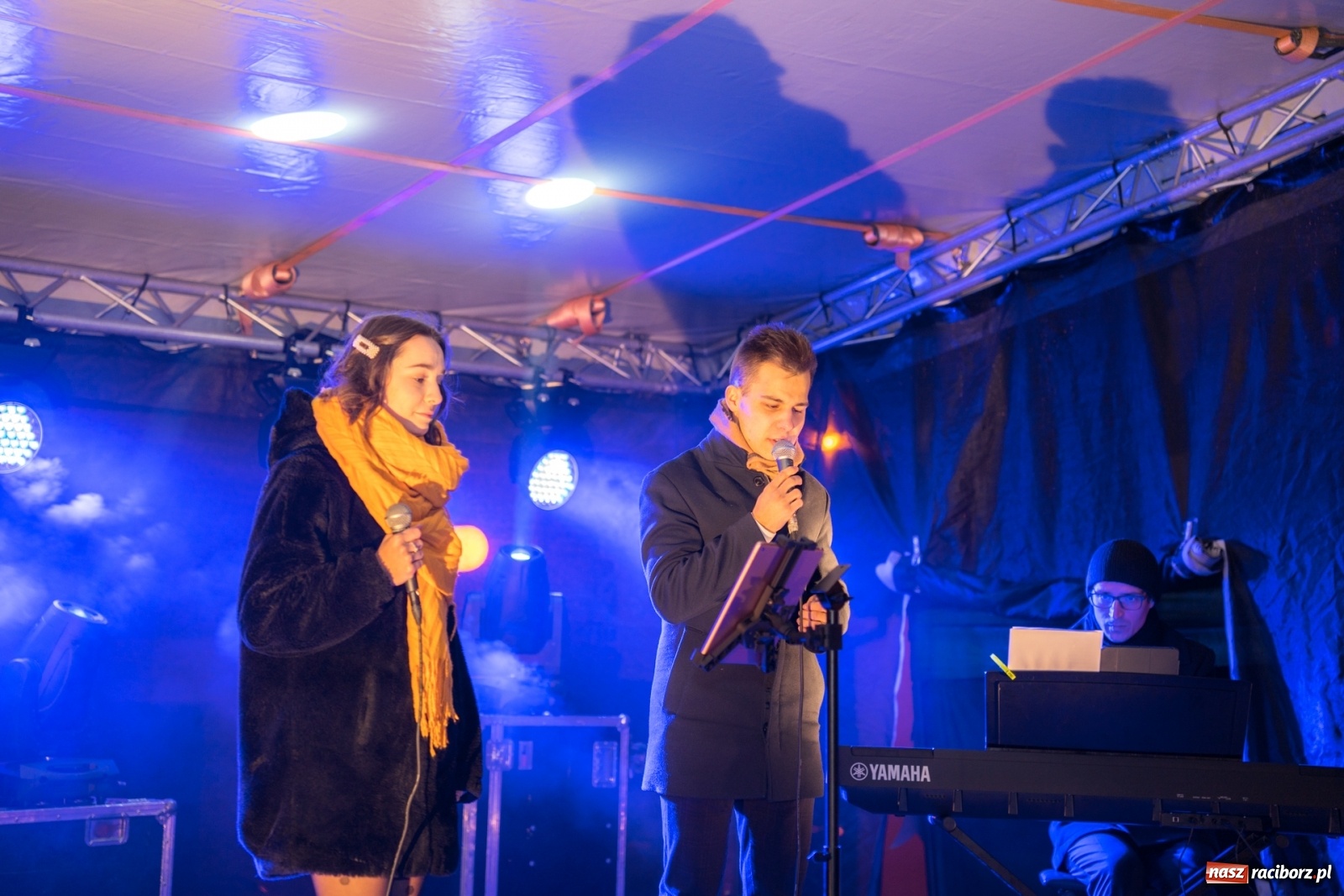 Zdjęcie w galerii na portalu naszraciborz.pl: Magiczna niedziela w Krzanowicach. Na rynku rozbłysła choinka [FOTO i WIDEO] wiadomości z regionu