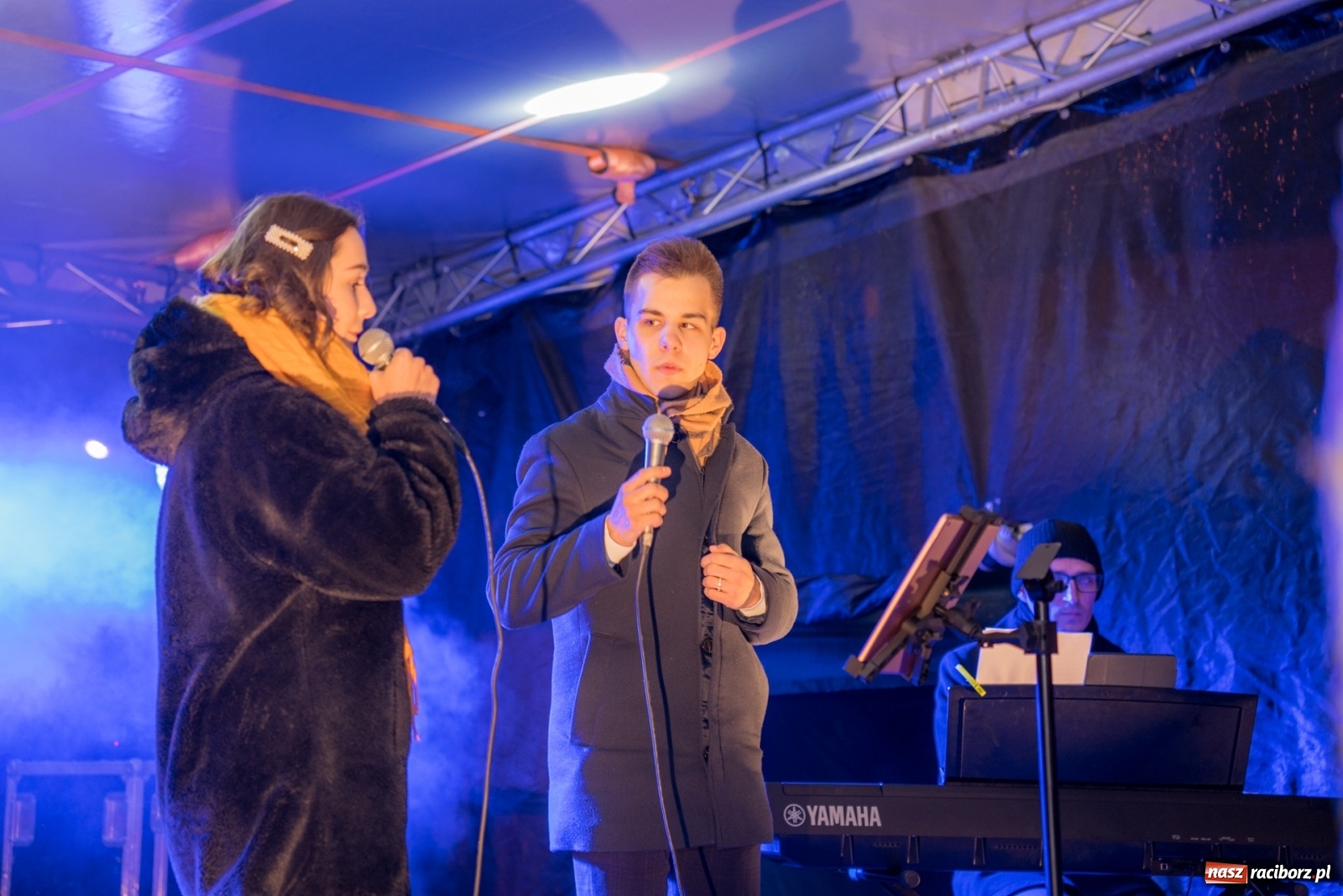 Zdjęcie w galerii na portalu naszraciborz.pl: Magiczna niedziela w Krzanowicach. Na rynku rozbłysła choinka [FOTO i WIDEO] wiadomości z regionu