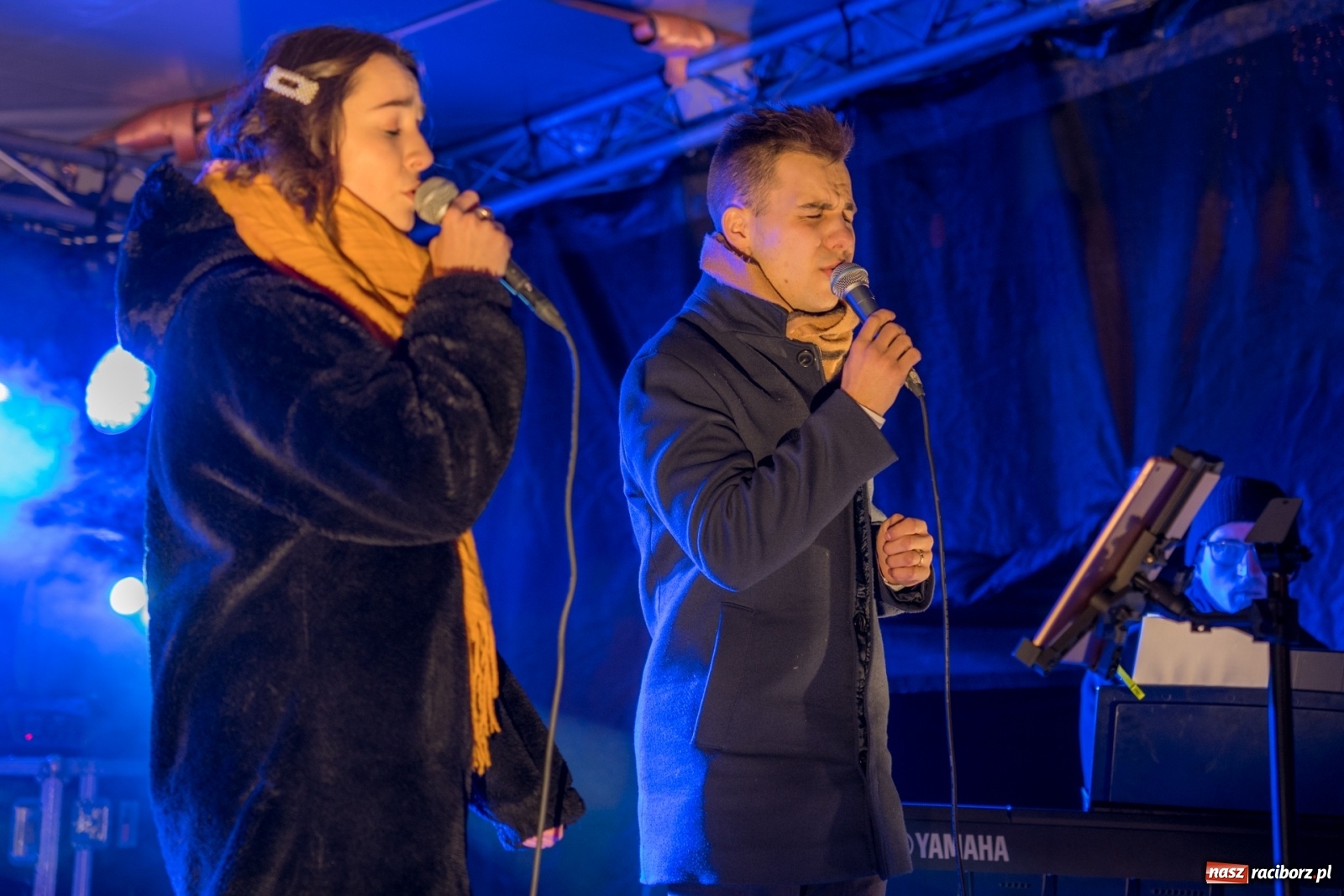 Zdjęcie w galerii na portalu naszraciborz.pl: Magiczna niedziela w Krzanowicach. Na rynku rozbłysła choinka [FOTO i WIDEO] wiadomości z regionu