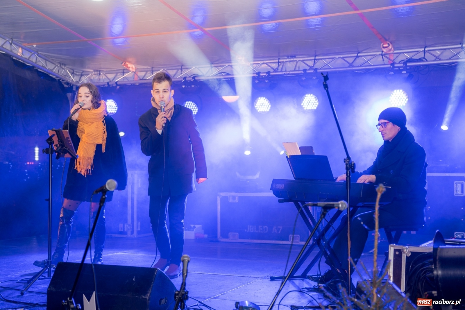 Zdjęcie w galerii na portalu naszraciborz.pl: Magiczna niedziela w Krzanowicach. Na rynku rozbłysła choinka [FOTO i WIDEO] wiadomości z regionu