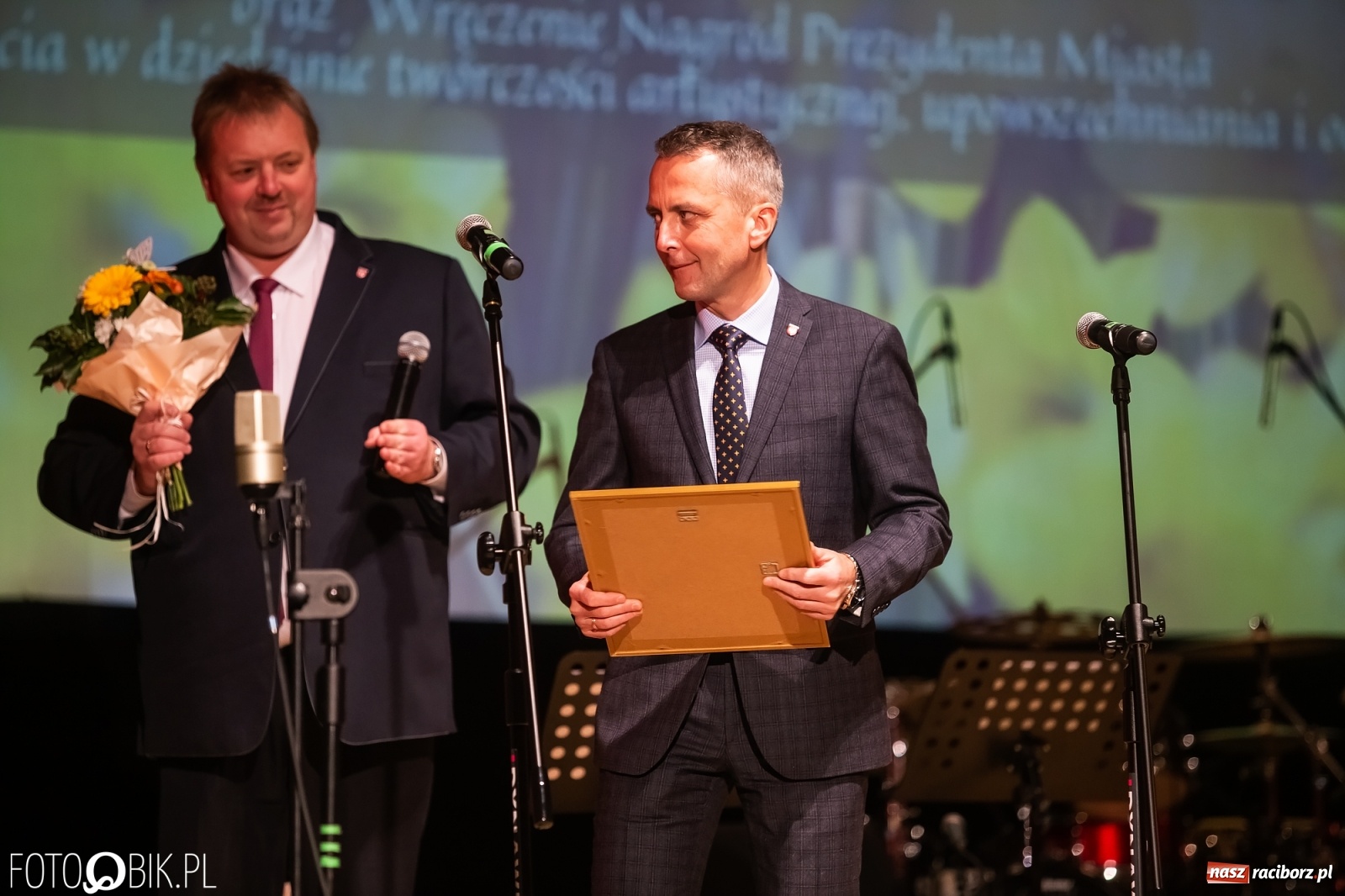 Zdjęcie w galerii na portalu naszraciborz.pl: Prezydent nagrodził animatorów kultury, Lidia Pospieszalska zaśpiewała dla hospicjum wiadomości z regionu