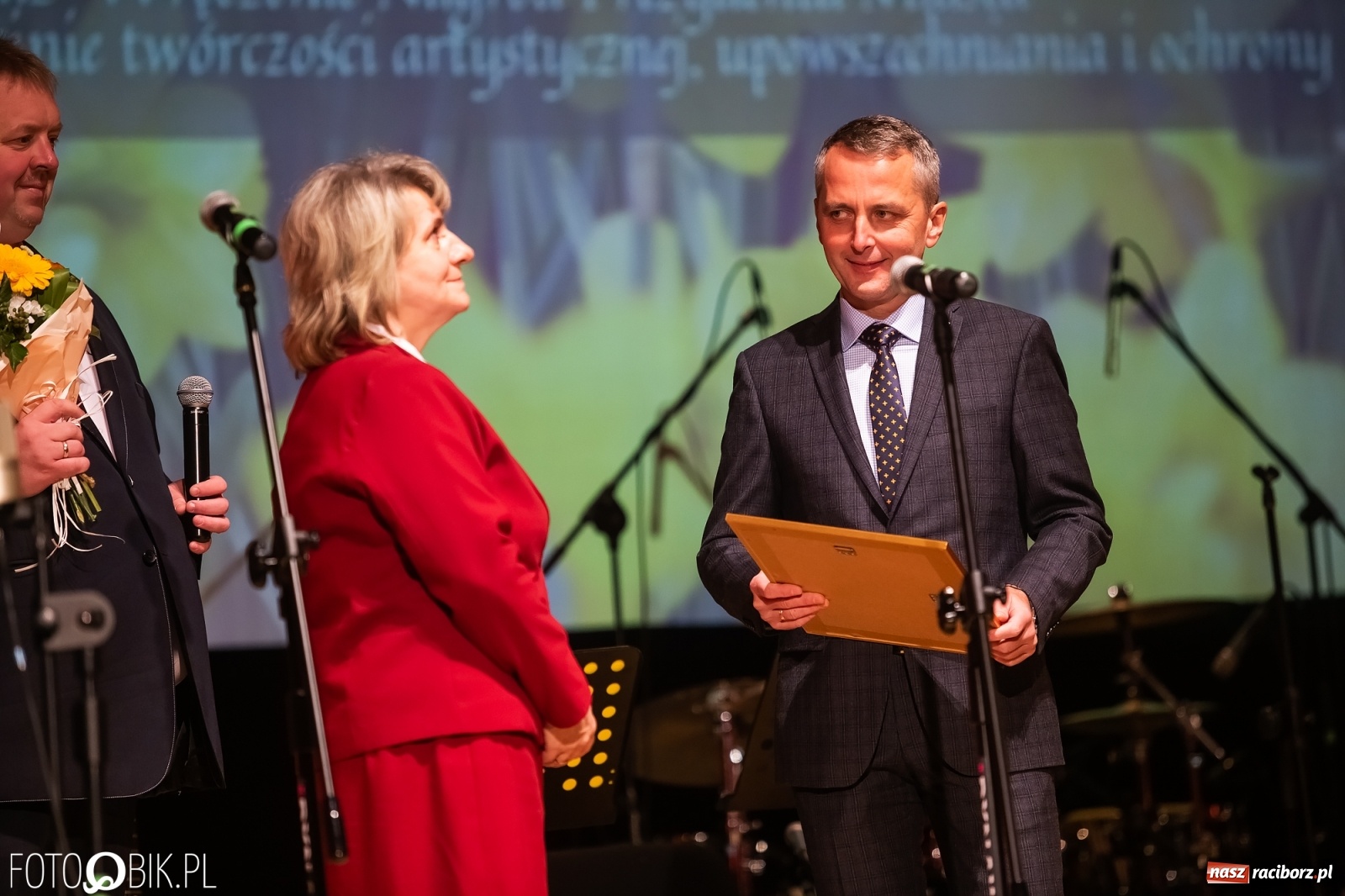 Zdjęcie w galerii na portalu naszraciborz.pl: Prezydent nagrodził animatorów kultury, Lidia Pospieszalska zaśpiewała dla hospicjum wiadomości z regionu