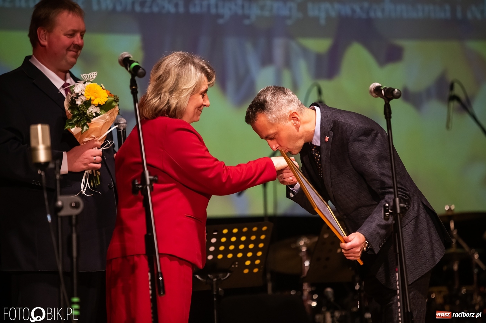 Zdjęcie w galerii na portalu naszraciborz.pl: Prezydent nagrodził animatorów kultury, Lidia Pospieszalska zaśpiewała dla hospicjum wiadomości z regionu