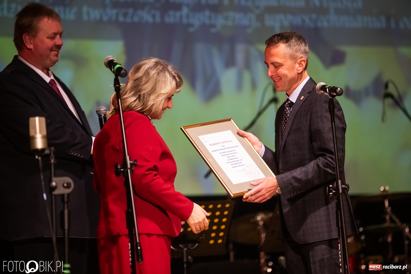 Zdjęcie w galerii na portalu naszraciborz.pl: Prezydent nagrodził animatorów kultury, Lidia Pospieszalska zaśpiewała dla hospicjum wiadomości z regionu