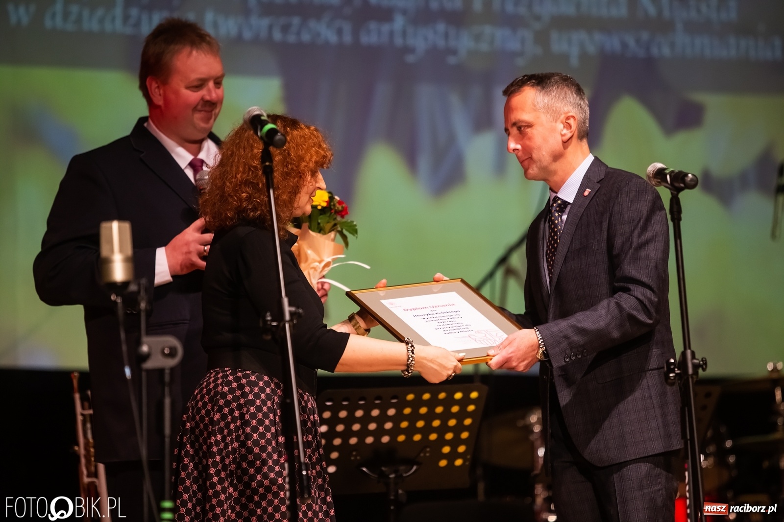 Zdjęcie w galerii na portalu naszraciborz.pl: Prezydent nagrodził animatorów kultury, Lidia Pospieszalska zaśpiewała dla hospicjum wiadomości z regionu