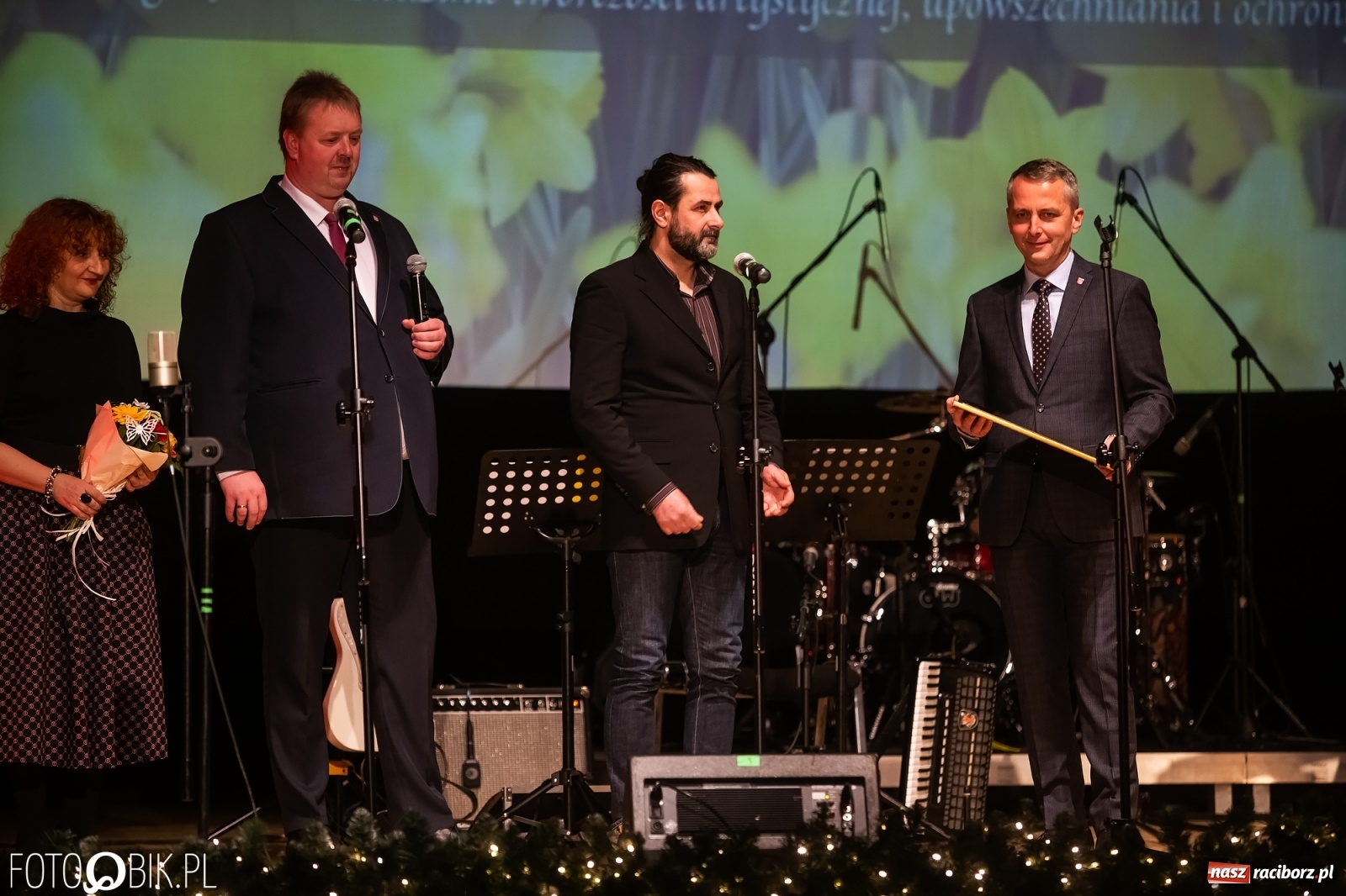 Zdjęcie w galerii na portalu naszraciborz.pl: Prezydent nagrodził animatorów kultury, Lidia Pospieszalska zaśpiewała dla hospicjum wiadomości z regionu