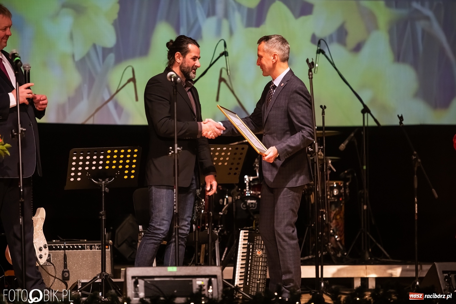 Zdjęcie w galerii na portalu naszraciborz.pl: Prezydent nagrodził animatorów kultury, Lidia Pospieszalska zaśpiewała dla hospicjum wiadomości z regionu