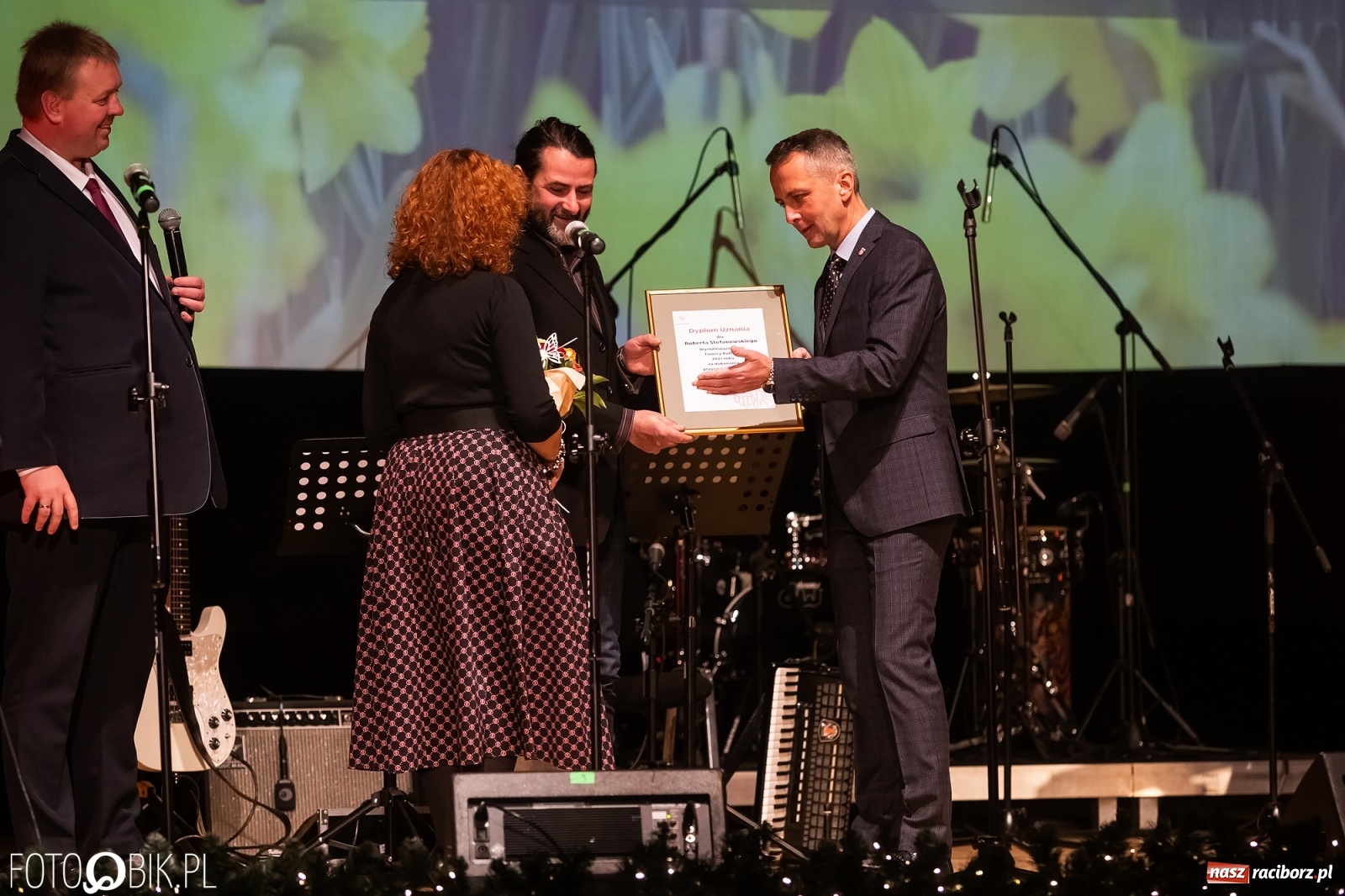 Zdjęcie w galerii na portalu naszraciborz.pl: Prezydent nagrodził animatorów kultury, Lidia Pospieszalska zaśpiewała dla hospicjum wiadomości z regionu