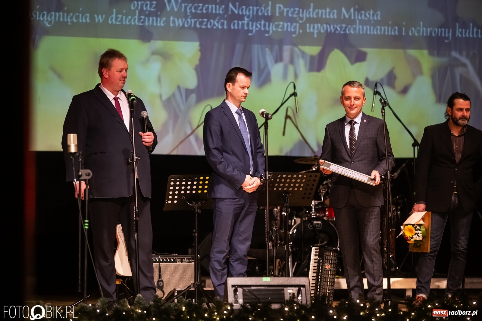 Zdjęcie w galerii na portalu naszraciborz.pl: Prezydent nagrodził animatorów kultury, Lidia Pospieszalska zaśpiewała dla hospicjum wiadomości z regionu
