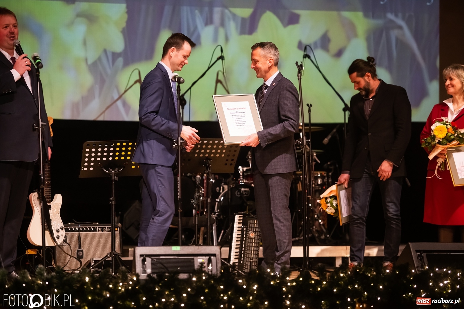 Zdjęcie w galerii na portalu naszraciborz.pl: Prezydent nagrodził animatorów kultury, Lidia Pospieszalska zaśpiewała dla hospicjum wiadomości z regionu