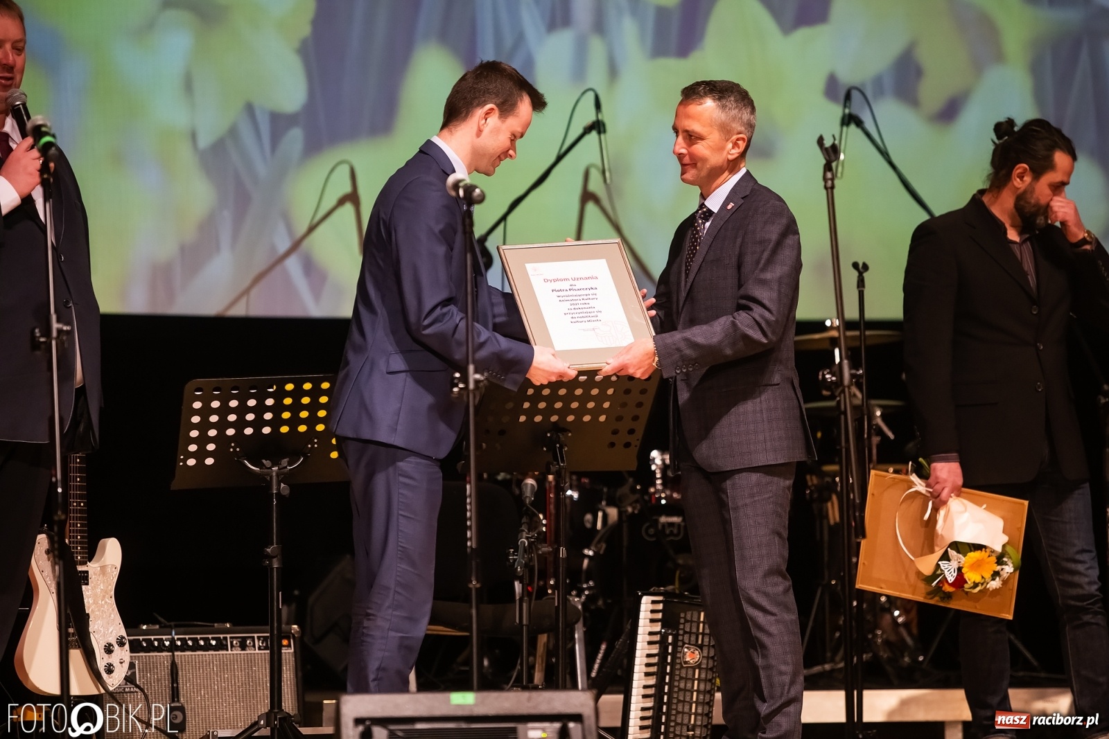 Zdjęcie w galerii na portalu naszraciborz.pl: Prezydent nagrodził animatorów kultury, Lidia Pospieszalska zaśpiewała dla hospicjum wiadomości z regionu