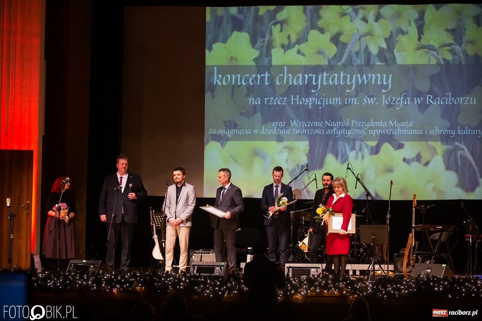 Zdjęcie w galerii na portalu naszraciborz.pl: Prezydent nagrodził animatorów kultury, Lidia Pospieszalska zaśpiewała dla hospicjum wiadomości z regionu