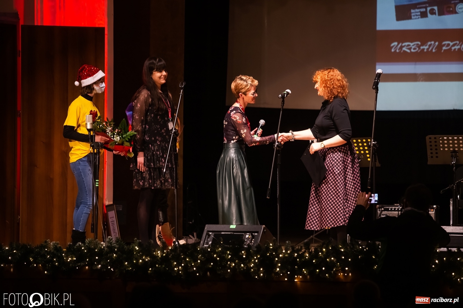 Zdjęcie w galerii na portalu naszraciborz.pl: Prezydent nagrodził animatorów kultury, Lidia Pospieszalska zaśpiewała dla hospicjum wiadomości z regionu