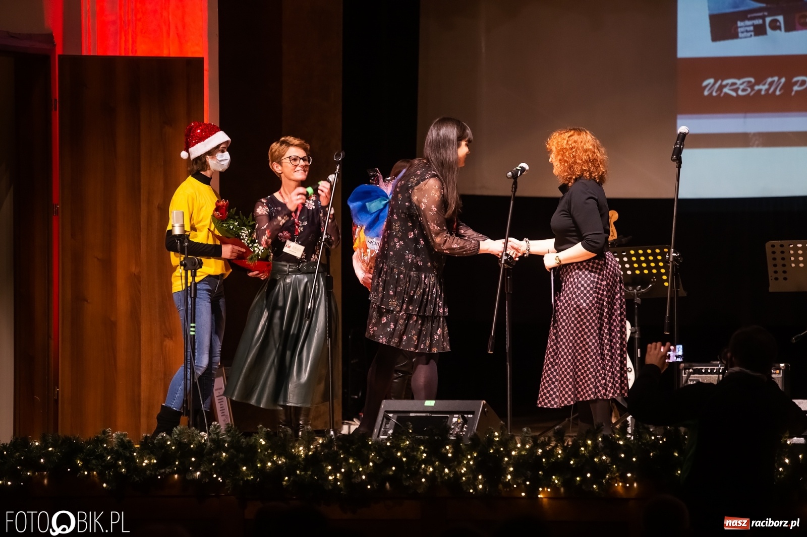 Zdjęcie w galerii na portalu naszraciborz.pl: Prezydent nagrodził animatorów kultury, Lidia Pospieszalska zaśpiewała dla hospicjum wiadomości z regionu