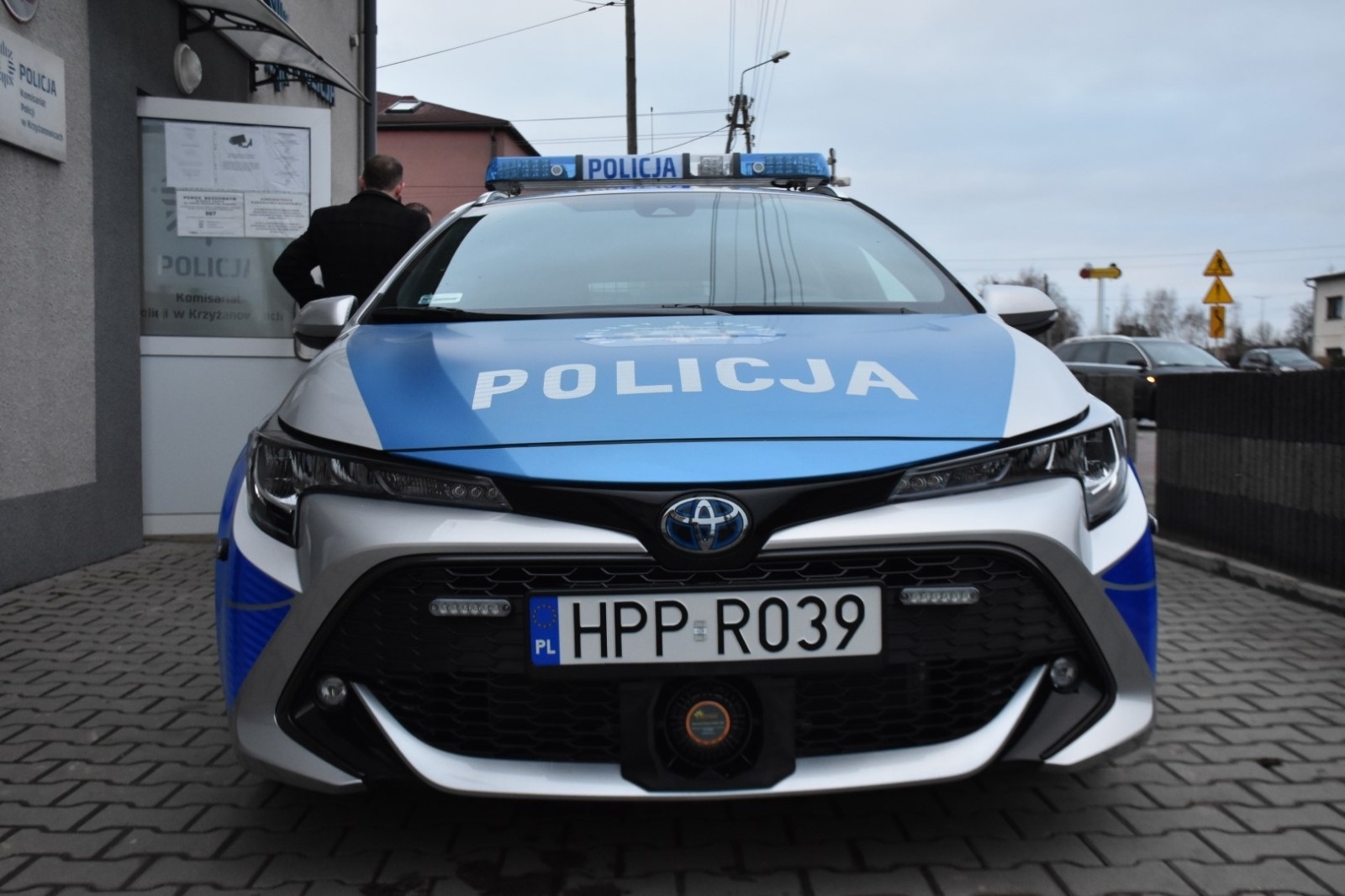 Zdjęcie w galerii na portalu naszraciborz.pl: Komisariat policji w Krzyżanowicach ma nową toyotę wiadomości z regionu