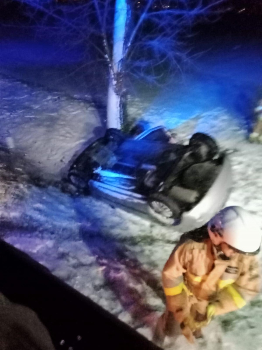 Zdjęcie w galerii na portalu naszraciborz.pl: Pogoda zaskoczyła kierowców. Dwa auta w rowie w Kornicach wiadomości z regionu