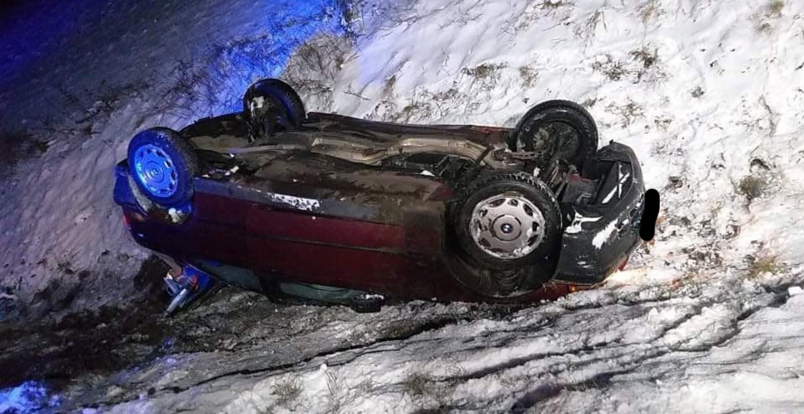 Zdjęcie w galerii na portalu naszraciborz.pl: Pogoda zaskoczyła kierowców. Dwa auta w rowie w Kornicach wiadomości z regionu