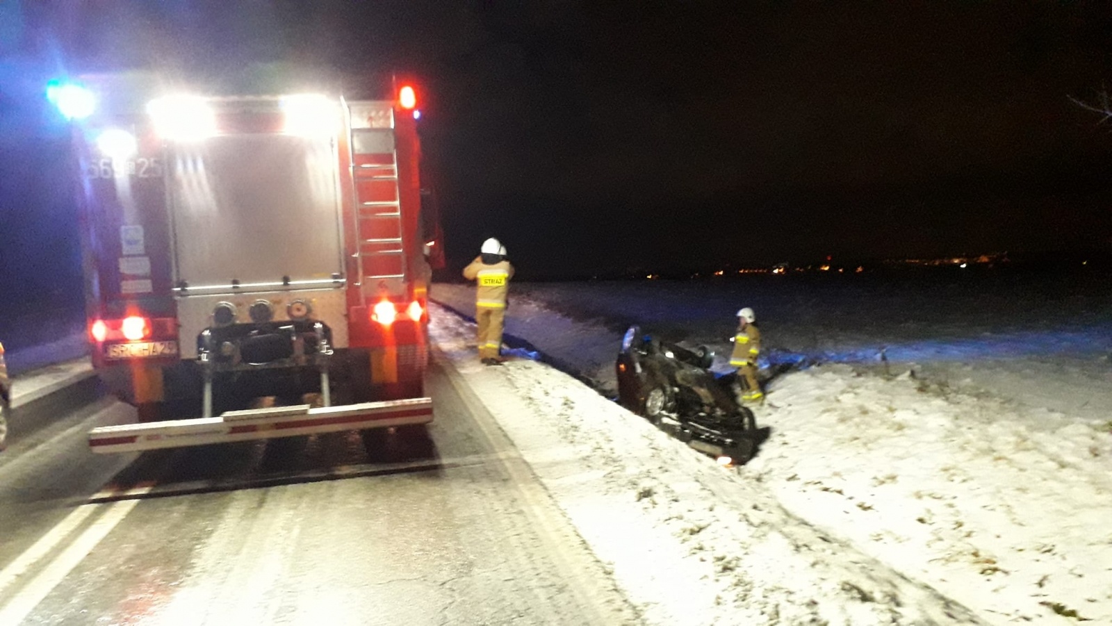 Zdjęcie w galerii na portalu naszraciborz.pl: Pogoda zaskoczyła kierowców. Dwa auta w rowie w Kornicach wiadomości z regionu