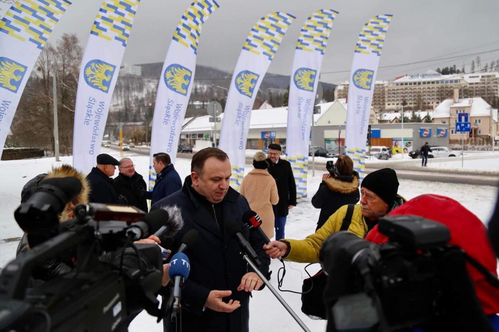 Zdjęcie w galerii na portalu naszraciborz.pl: Władze oddały drogę w Wiśle, Szczyrk otworzył sezon narciarski wiadomości z regionu