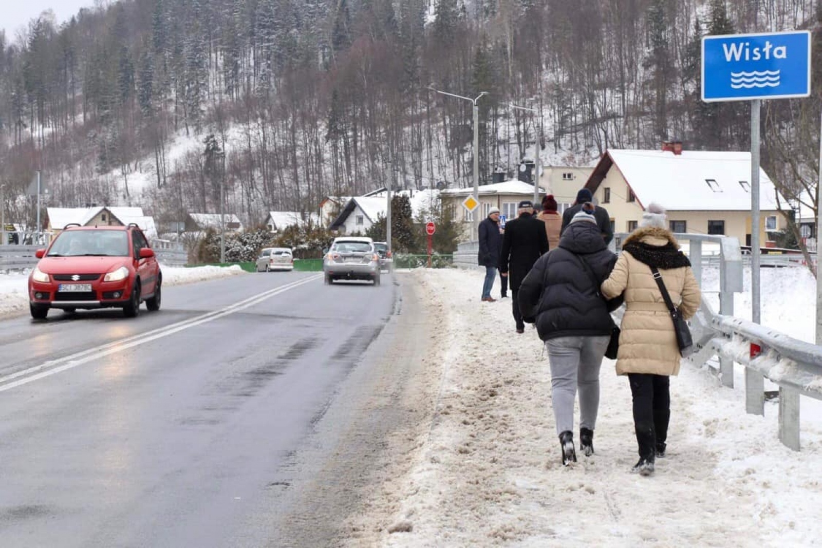 Zdjęcie w galerii na portalu naszraciborz.pl: Władze oddały drogę w Wiśle, Szczyrk otworzył sezon narciarski wiadomości z regionu