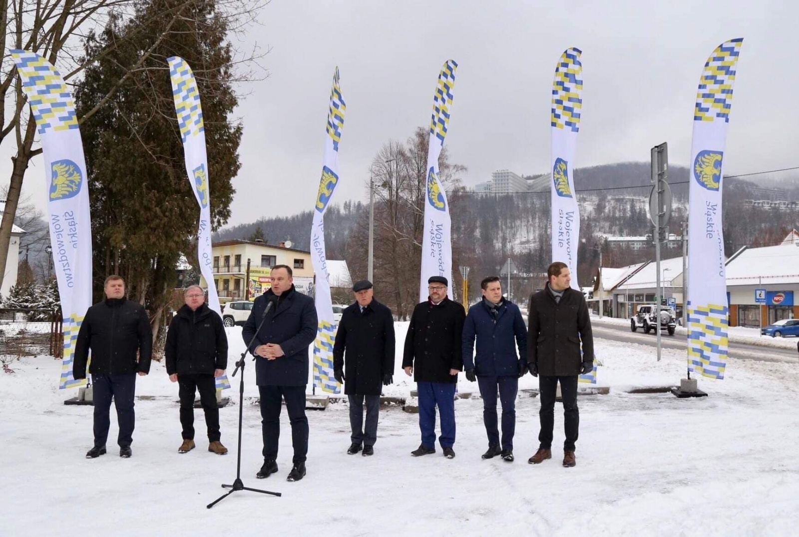 Zdjęcie w galerii na portalu naszraciborz.pl: Władze oddały drogę w Wiśle, Szczyrk otworzył sezon narciarski wiadomości z regionu