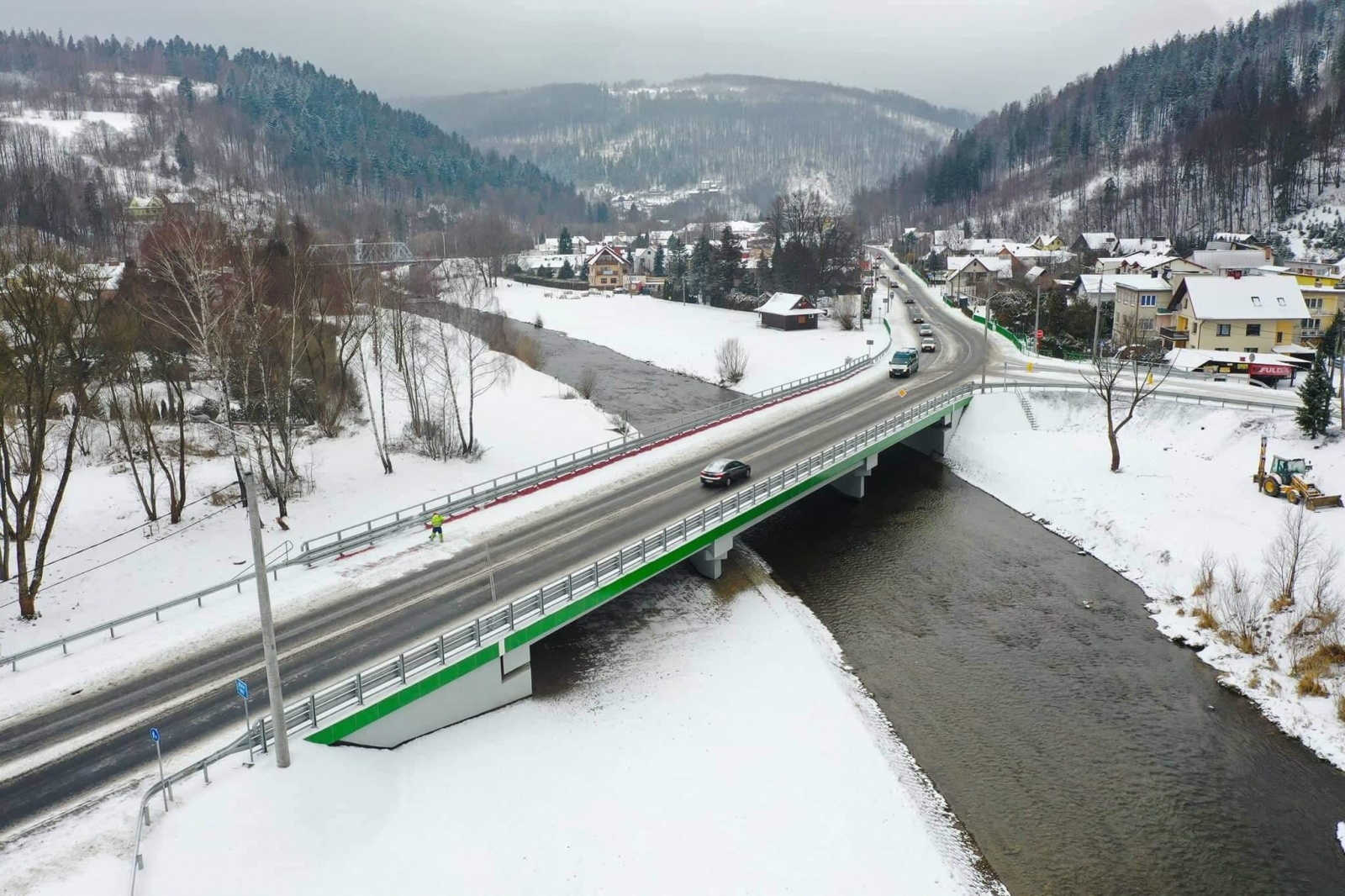 Zdjęcie w galerii na portalu naszraciborz.pl: Władze oddały drogę w Wiśle, Szczyrk otworzył sezon narciarski wiadomości z regionu