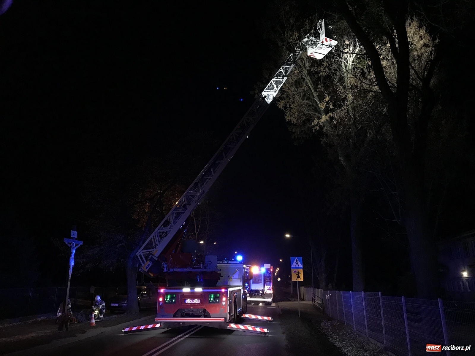Zdjęcie w galerii na portalu naszraciborz.pl: Dron na drzewie i pechowy upadek strażaka z OSP Brzezie [FOTO i WIDEO] wiadomości z regionu