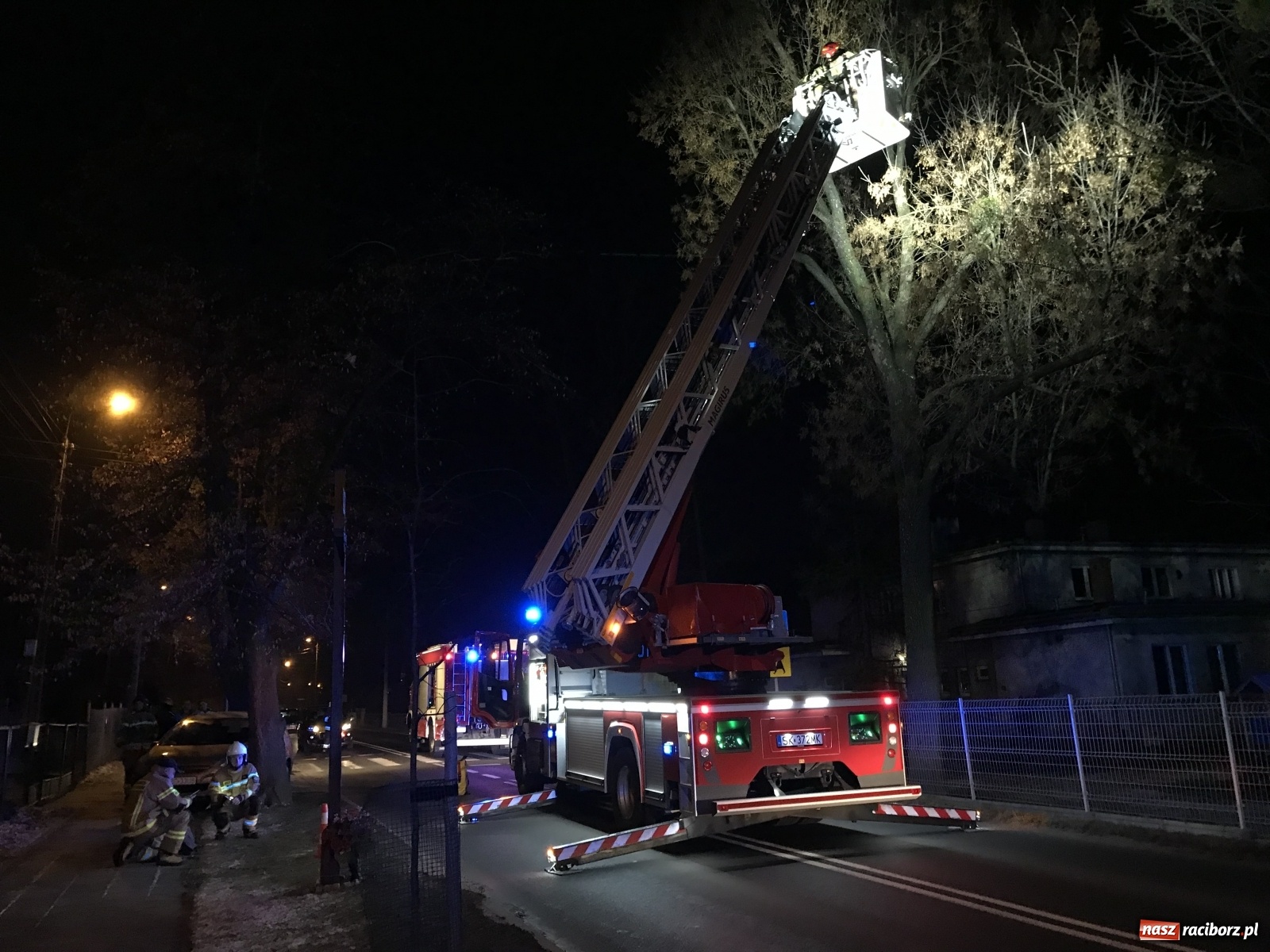 Zdjęcie w galerii na portalu naszraciborz.pl: Dron na drzewie i pechowy upadek strażaka z OSP Brzezie [FOTO i WIDEO] wiadomości z regionu