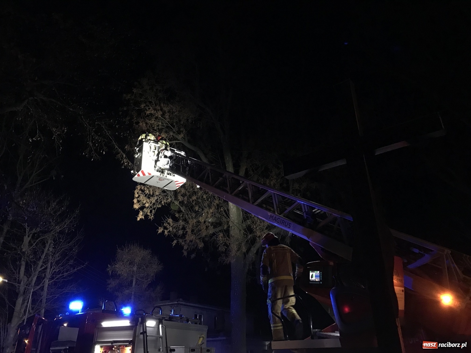 Zdjęcie w galerii na portalu naszraciborz.pl: Dron na drzewie i pechowy upadek strażaka z OSP Brzezie [FOTO i WIDEO] wiadomości z regionu