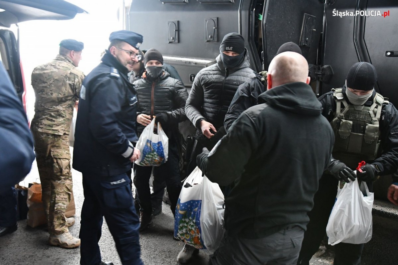 Zdjęcie w galerii na portalu naszraciborz.pl: Dowództwo komendy wojewódzkiej wysłało paczki dla śląskich policjantów na granicy z Białorusią wiadomości z regionu