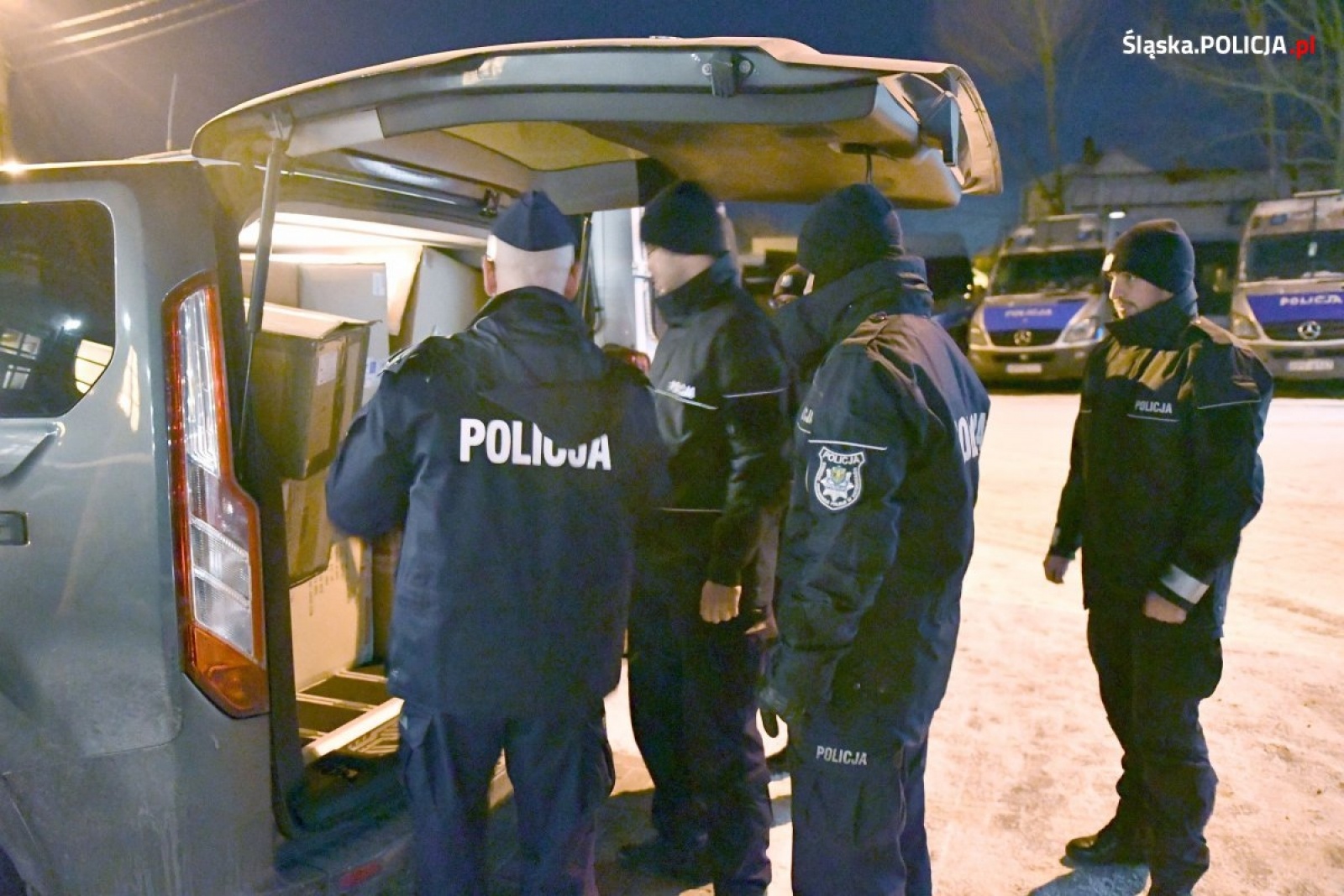 Zdjęcie w galerii na portalu naszraciborz.pl: Dowództwo komendy wojewódzkiej wysłało paczki dla śląskich policjantów na granicy z Białorusią wiadomości z regionu