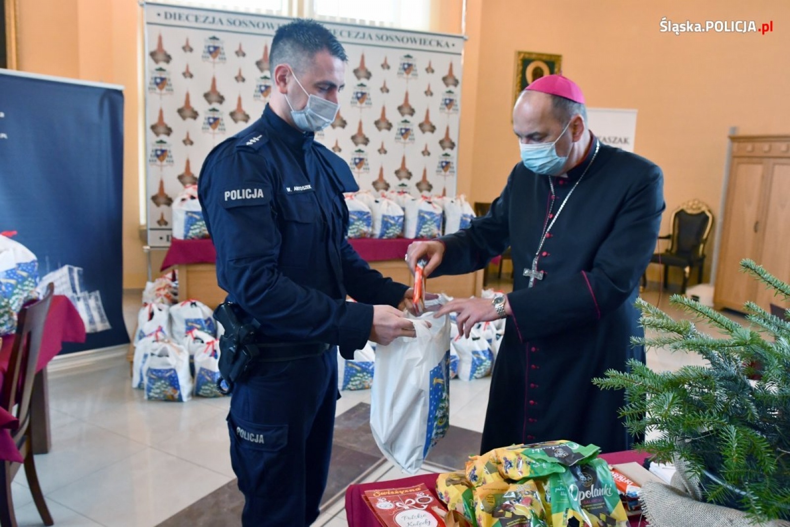 Zdjęcie w galerii na portalu naszraciborz.pl: Dowództwo komendy wojewódzkiej wysłało paczki dla śląskich policjantów na granicy z Białorusią wiadomości z regionu