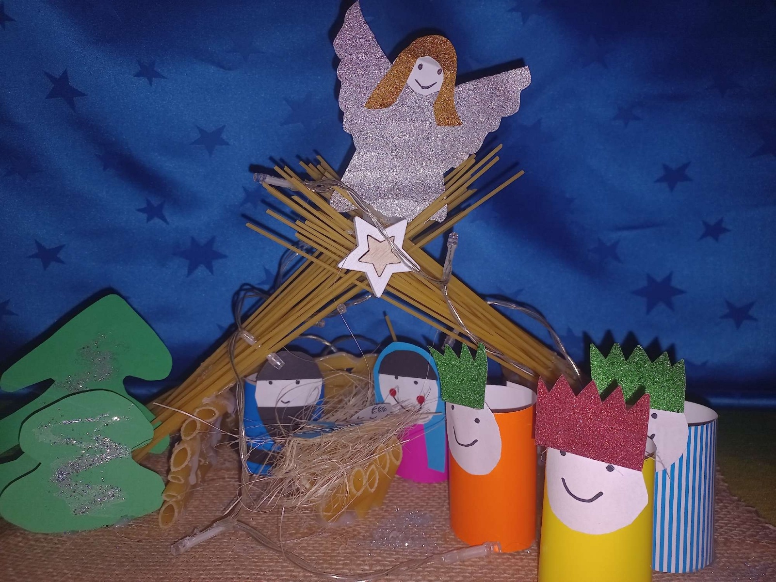 Zdjęcie w galerii na portalu naszraciborz.pl: Rodzinna Szopka Bożonarodzeniowa - konkurs w SP 15 wiadomości z regionu