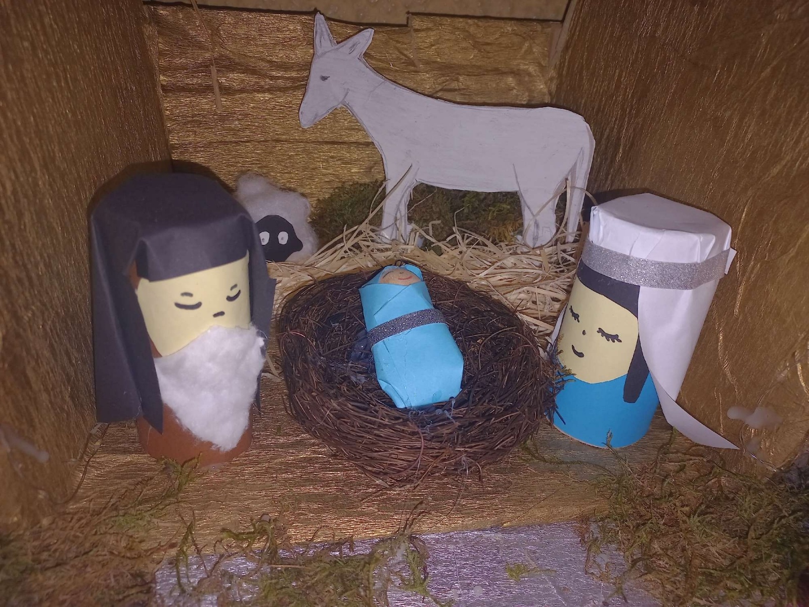 Zdjęcie w galerii na portalu naszraciborz.pl: Rodzinna Szopka Bożonarodzeniowa - konkurs w SP 15 wiadomości z regionu