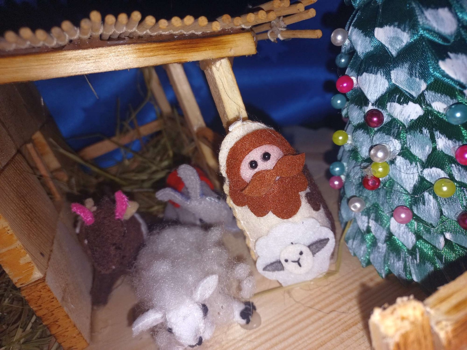 Zdjęcie w galerii na portalu naszraciborz.pl: Rodzinna Szopka Bożonarodzeniowa - konkurs w SP 15 wiadomości z regionu