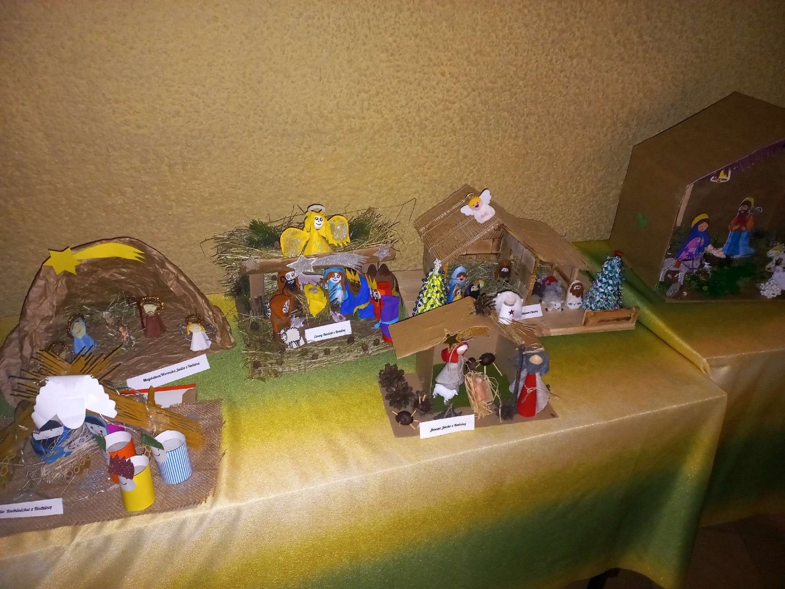 Zdjęcie w galerii na portalu naszraciborz.pl: Rodzinna Szopka Bożonarodzeniowa - konkurs w SP 15 wiadomości z regionu
