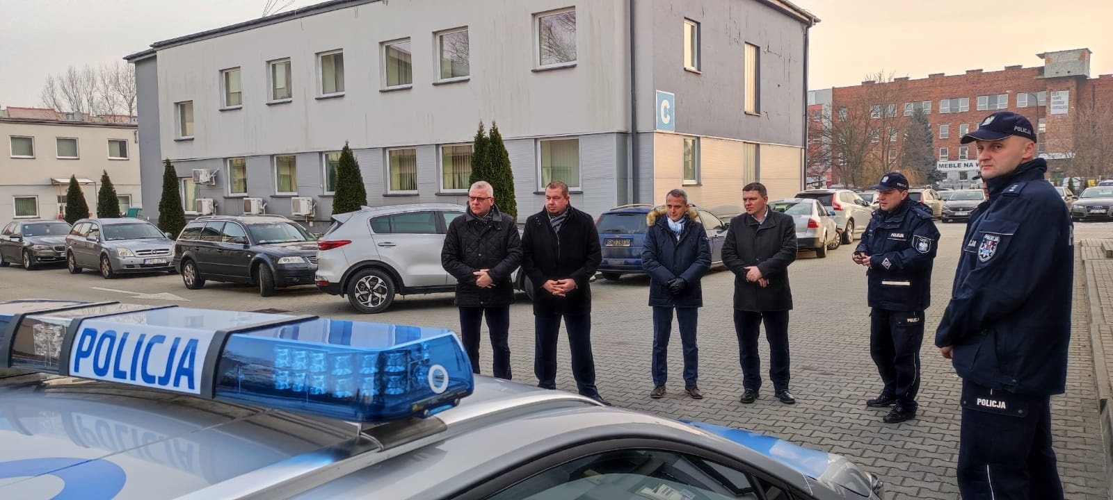 Zdjęcie w galerii na portalu naszraciborz.pl: Policjanci z Raciborza odebrali kluczyki do dwóch nowych radiowozów wiadomości z regionu