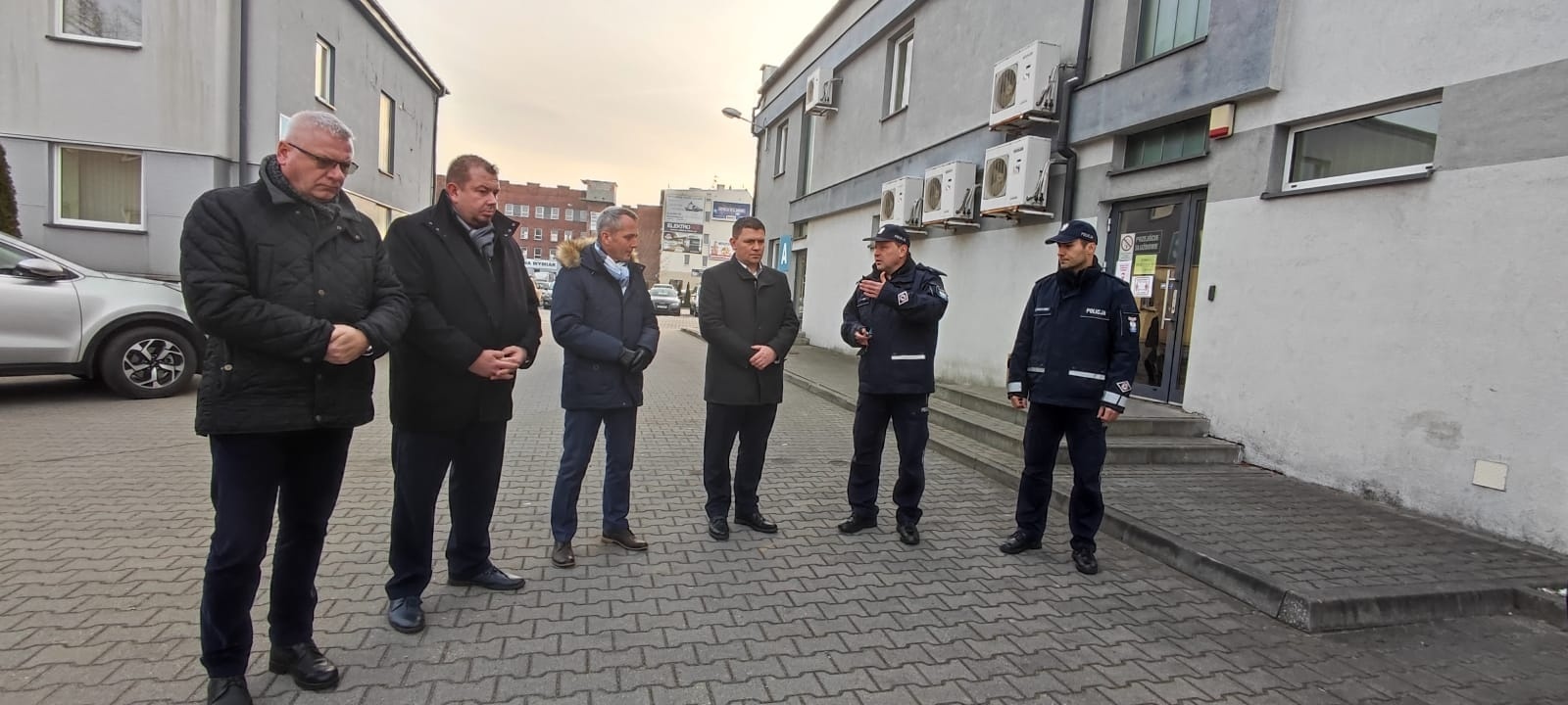 Zdjęcie w galerii na portalu naszraciborz.pl: Policjanci z Raciborza odebrali kluczyki do dwóch nowych radiowozów wiadomości z regionu
