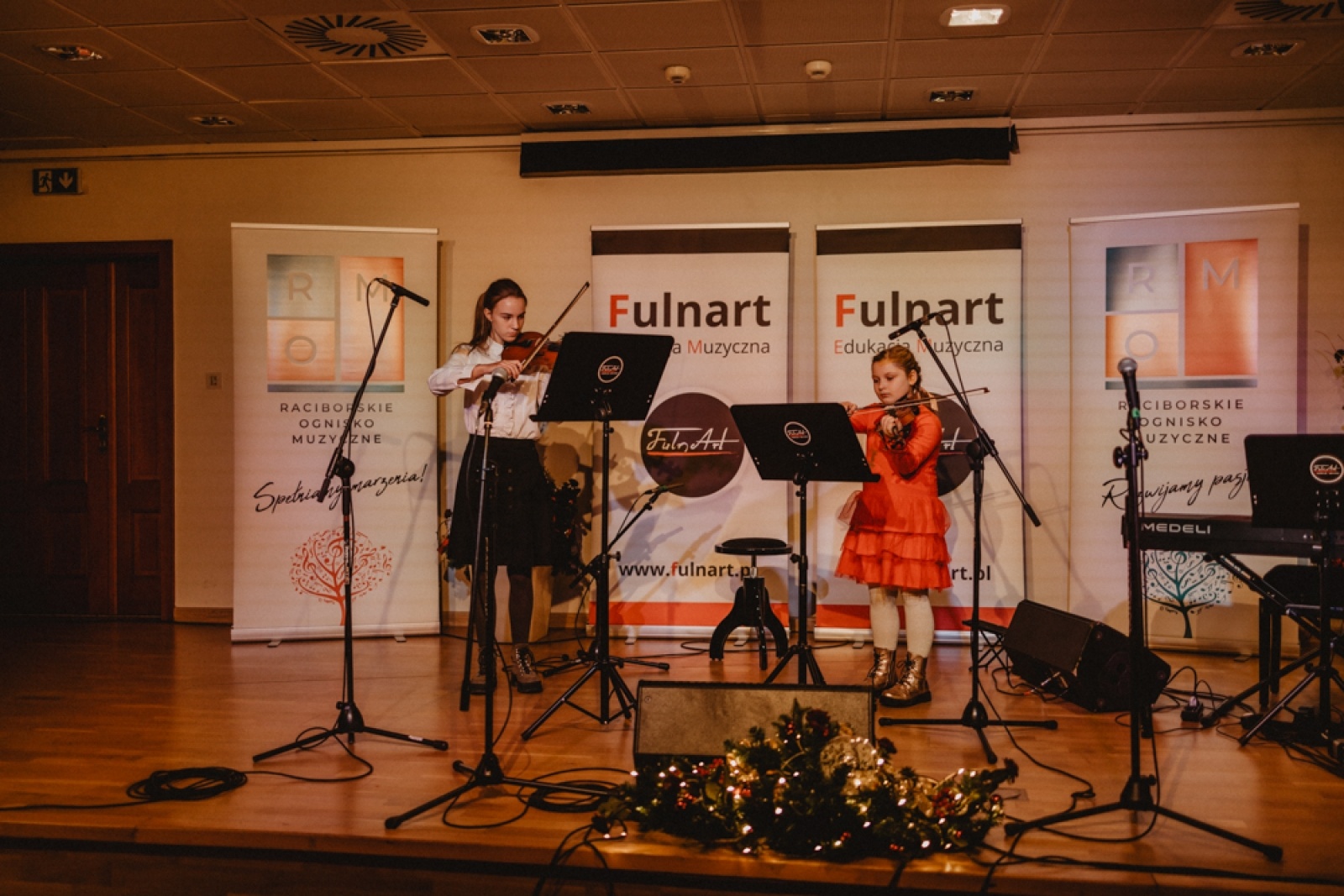 Zdjęcie w galerii na portalu naszraciborz.pl: Uczniowie Raciborskiego Ogniska Muzycznego zagrali na zamku [FOTO] wiadomości z regionu