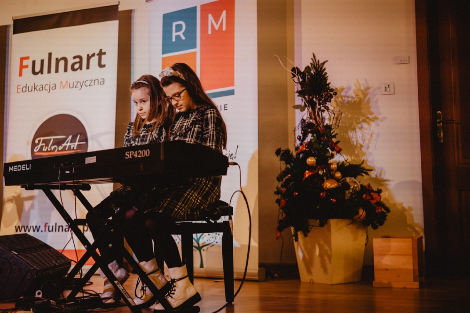 Zdjęcie w galerii na portalu naszraciborz.pl: Uczniowie Raciborskiego Ogniska Muzycznego zagrali na zamku [FOTO] wiadomości z regionu