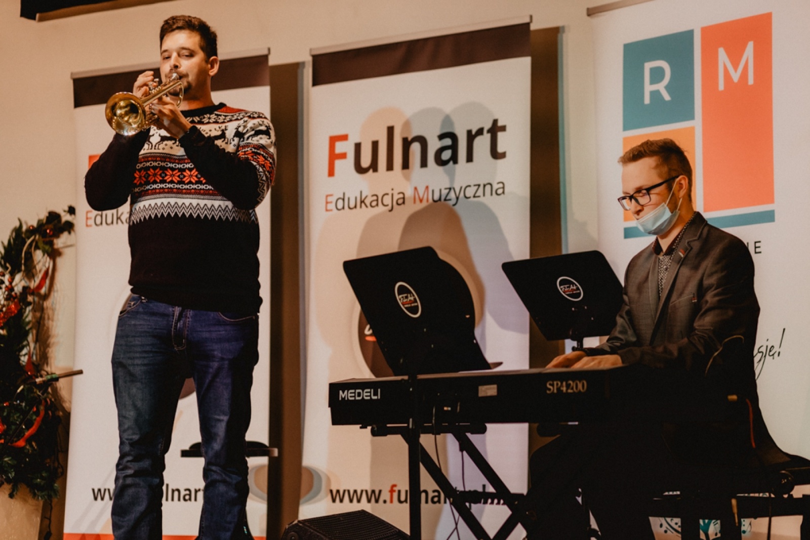 Zdjęcie w galerii na portalu naszraciborz.pl: Uczniowie Raciborskiego Ogniska Muzycznego zagrali na zamku [FOTO] wiadomości z regionu