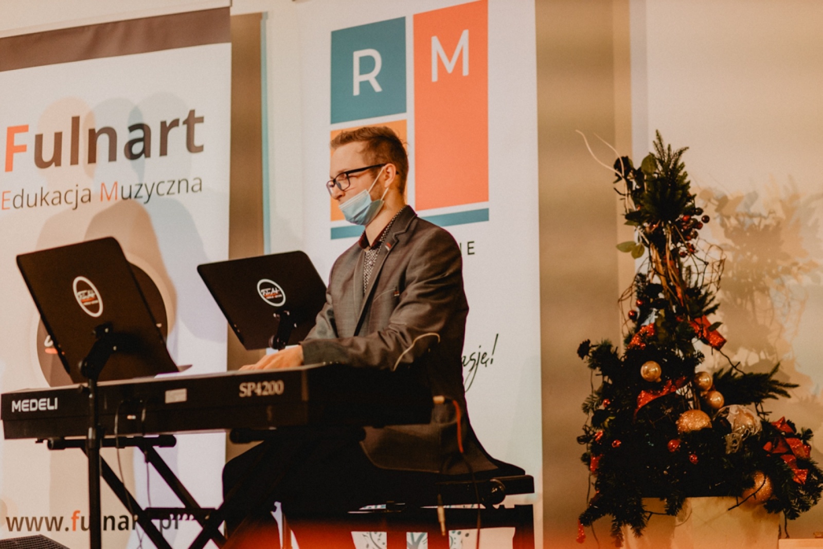 Zdjęcie w galerii na portalu naszraciborz.pl: Uczniowie Raciborskiego Ogniska Muzycznego zagrali na zamku [FOTO] wiadomości z regionu