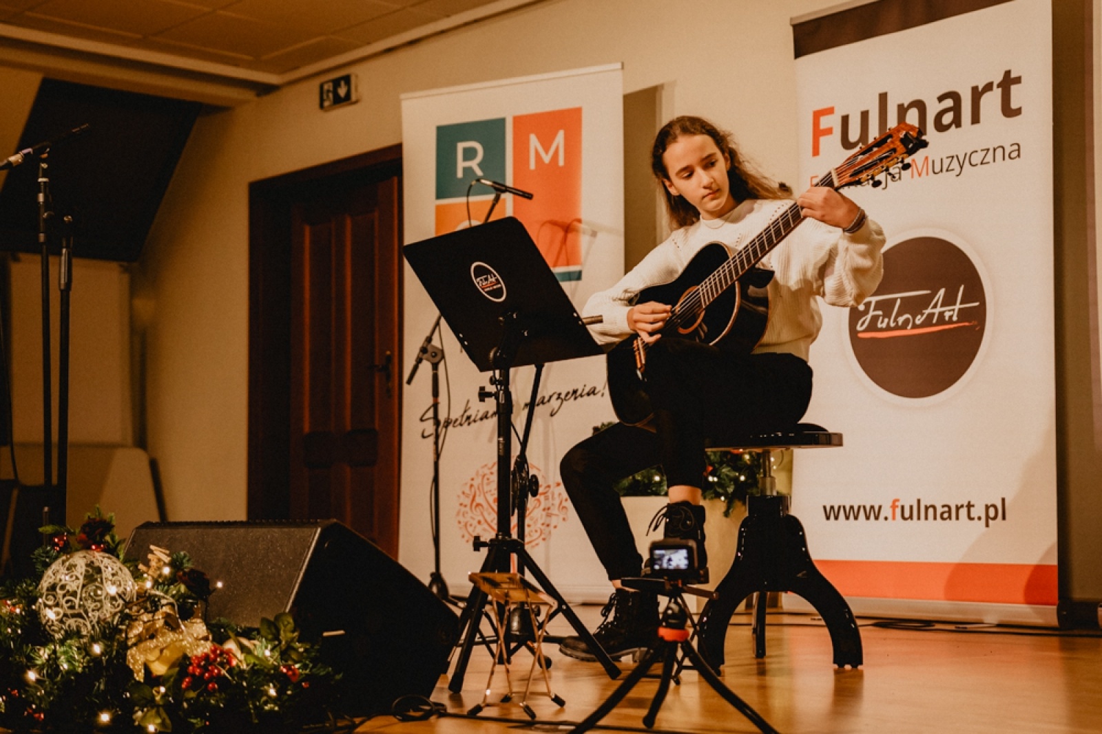 Zdjęcie w galerii na portalu naszraciborz.pl: Uczniowie Raciborskiego Ogniska Muzycznego zagrali na zamku [FOTO] wiadomości z regionu