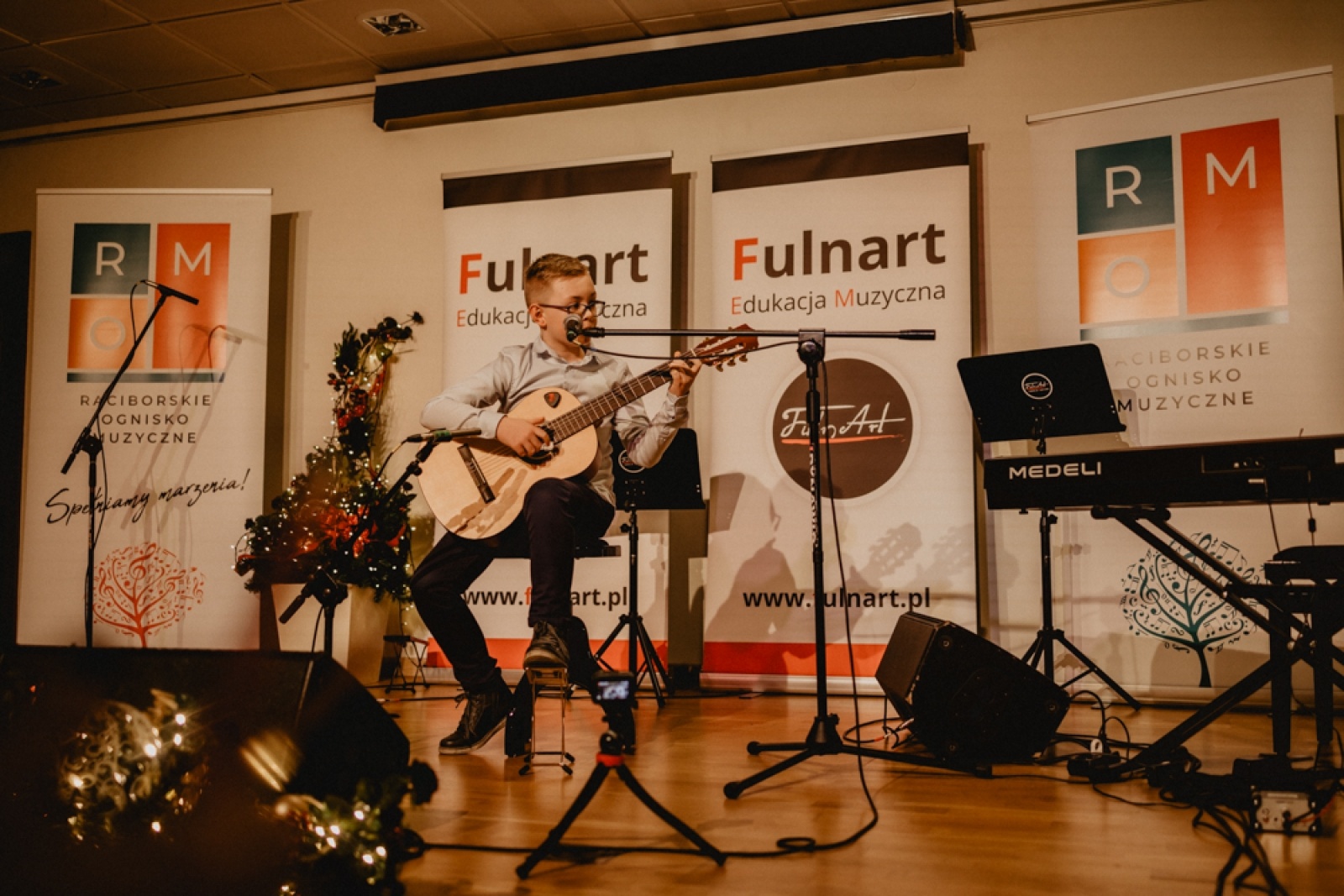 Zdjęcie w galerii na portalu naszraciborz.pl: Uczniowie Raciborskiego Ogniska Muzycznego zagrali na zamku [FOTO] wiadomości z regionu