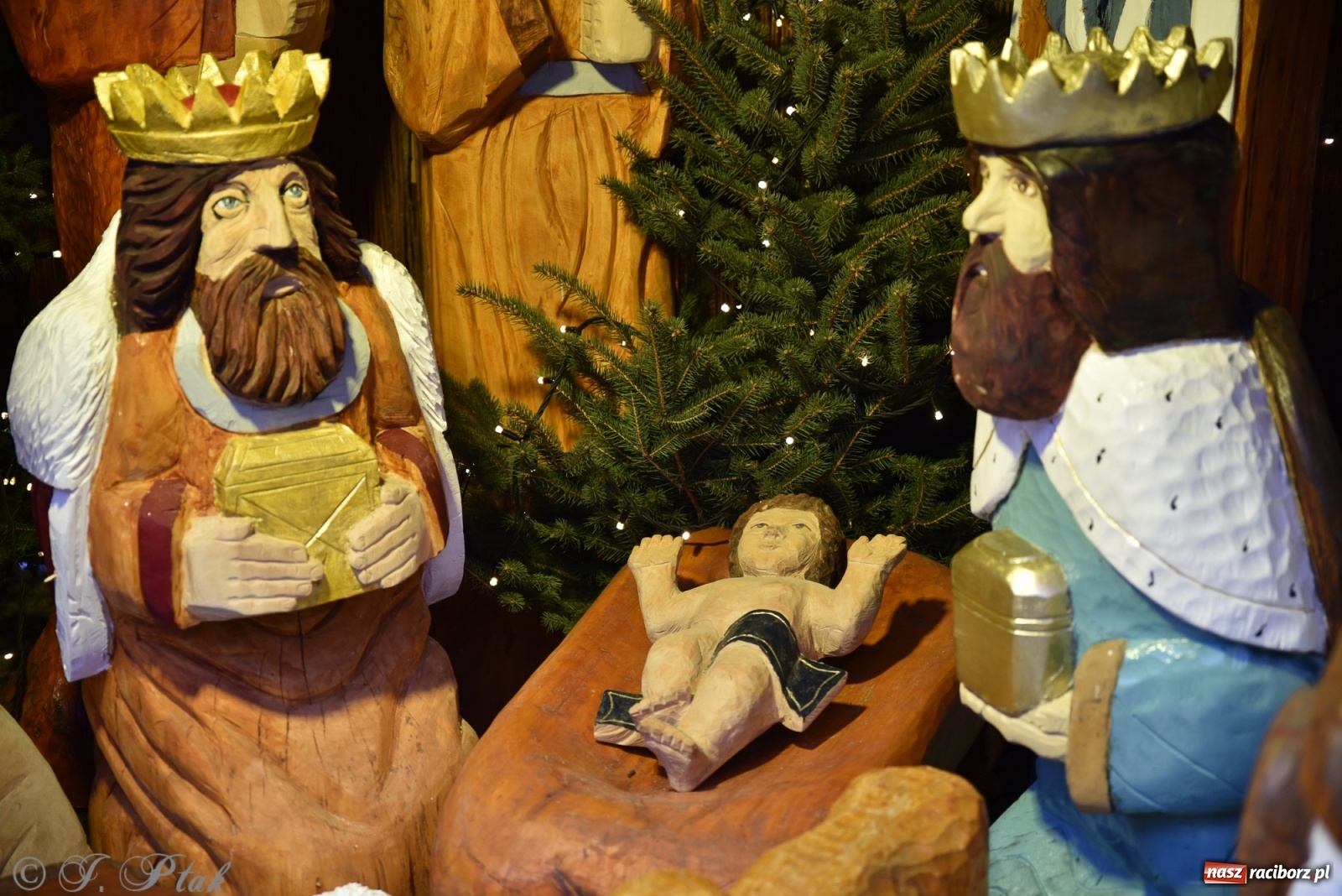 Zdjęcie w galerii na portalu naszraciborz.pl: Na raciborskim Rynku stanęła żywa szopka [FOTO] wiadomości z regionu
