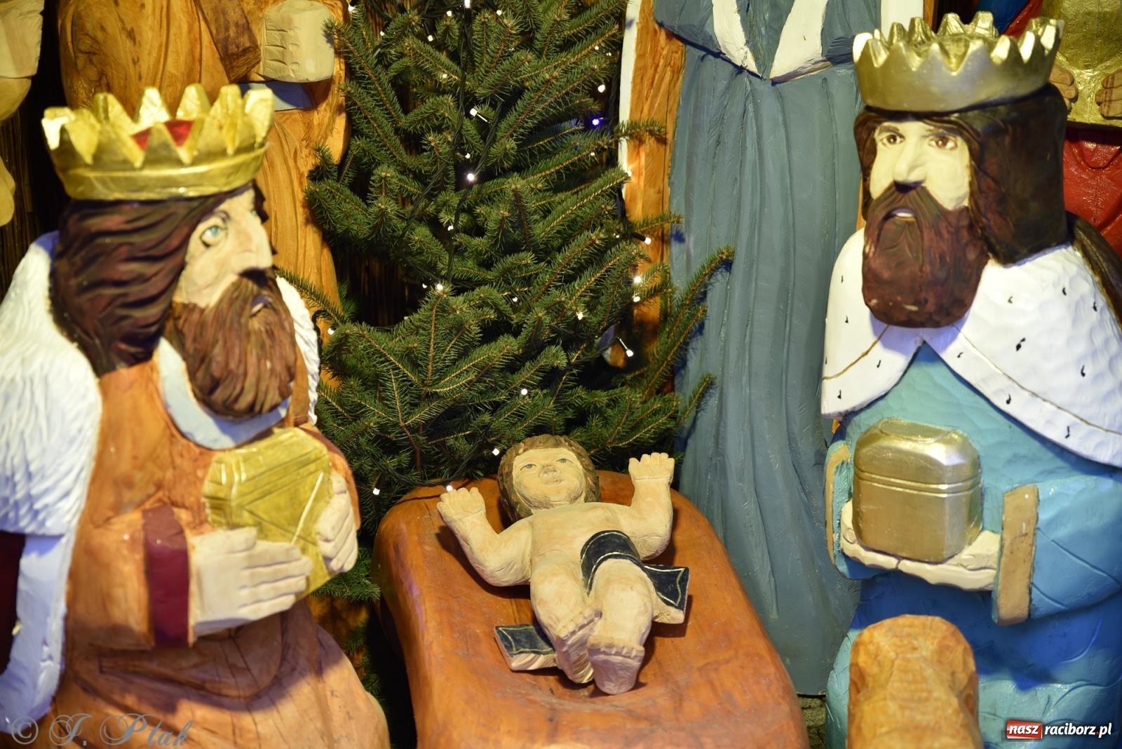 Zdjęcie w galerii na portalu naszraciborz.pl: Na raciborskim Rynku stanęła żywa szopka [FOTO] wiadomości z regionu