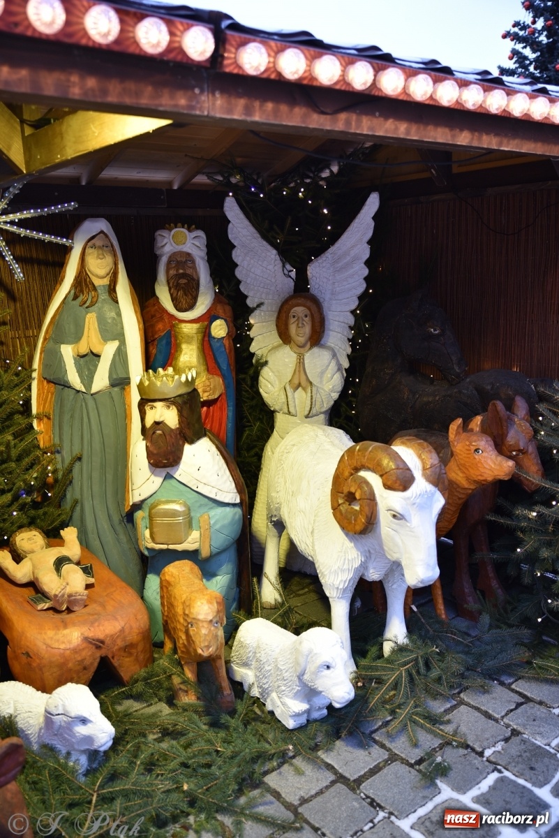 Zdjęcie w galerii na portalu naszraciborz.pl: Na raciborskim Rynku stanęła żywa szopka [FOTO] wiadomości z regionu