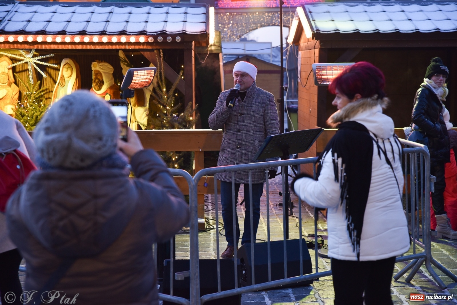 Zdjęcie w galerii na portalu naszraciborz.pl: Świąteczne kolędowanie na raciborskim Rynku [FOTO i WIDEO] wiadomości z regionu